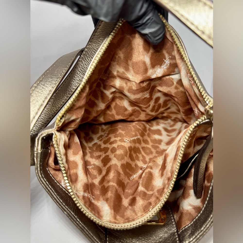 B. Makowsky Metallic Gold Leather Crossbody/Shoulder Bucket Turlock Bag in Gold - Picture 8 of 16
